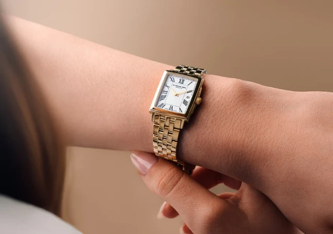 montre femme sur main